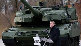 Verteidigungsminister Bois Pistorius bei der Präsentation des neuen Leopard 2 A8. Verteidigungsminister Bois Pistorius bei der Präsentation des neuen Leopard 2 A8.