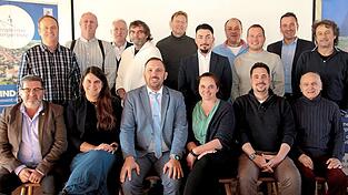 Bürgermeisterkandidat Anton Scherer (vorne 3.v.l.) mit den Listenkandidaten der BBL und Wahlleiter Hans Wiesmaier (hinten 3.v.l.). Bürgermeisterkandidat Anton Scherer (vorne 3.v.l.) mit den Listenkandidaten der BBL und Wahlleiter Hans Wiesmaier (hinten 3.v.l.).