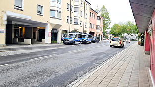 Großer Polizeieinsatz mit vermummten Beamten am Donnerstagmorgen in der Innenstadt. Großer Polizeieinsatz mit vermummten Beamten am Donnerstagmorgen in der Innenstadt.