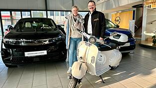 Christkindlmarkt-Organisatorin Stephanie Schächtl und Autohaus-Chef Siegi Mühlbauer präsentieren den E-Roller, den es beim Christkindlmarkt am ersten Advent-Wochenende zu gewinnen gibt. Christkindlmarkt-Organisatorin Stephanie Schächtl und Autohaus-Chef Siegi Mühlbauer präsentieren den E-Roller, den es beim Christkindlmarkt am ersten Advent-Wochenende zu gewinnen gibt.