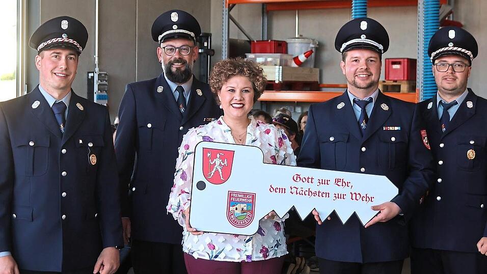 Symbolisch übergibt Bürgermeisterin Alexandra Riedl den Schlüssel für das neue Gerätehaus an die Wetterfelder Feuerwehrführung. Symbolisch übergibt Bürgermeisterin Alexandra Riedl den Schlüssel für das neue Gerätehaus an die Wetterfelder Feuerwehrführung.