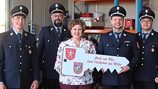 Symbolisch übergibt Bürgermeisterin Alexandra Riedl den Schlüssel für das neue Gerätehaus an die Wetterfelder Feuerwehrführung. Symbolisch übergibt Bürgermeisterin Alexandra Riedl den Schlüssel für das neue Gerätehaus an die Wetterfelder Feuerwehrführung.