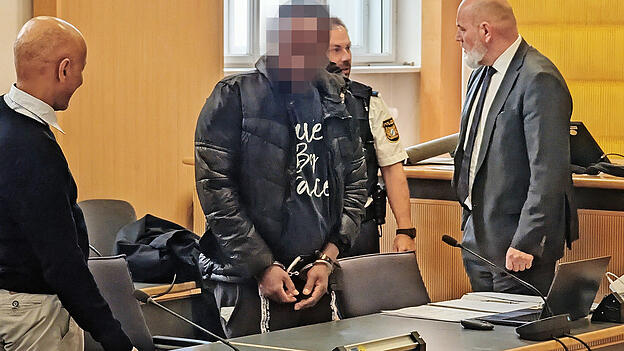Strafverteidiger Christian Pustelnik (rechts) fragte gezielt nach den Ermittlungsmethoden der ländlichen Polizeidienststelle. Strafverteidiger Christian Pustelnik (rechts) fragte gezielt nach den Ermittlungsmethoden der ländlichen Polizeidienststelle.