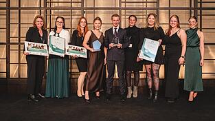 Doppelauszeichnung für den Bayerwaldhof Liebenstein: Hoteldirektor Alfons Weiß und sein Team durften in Düsseldorf gleich zwei Preise der Deutschen Hotelakademie entgegennehmen. Doppelauszeichnung für den Bayerwaldhof Liebenstein: Hoteldirektor Alfons Weiß und sein Team durften in Düsseldorf gleich zwei Preise der Deutschen Hotelakademie entgegennehmen.