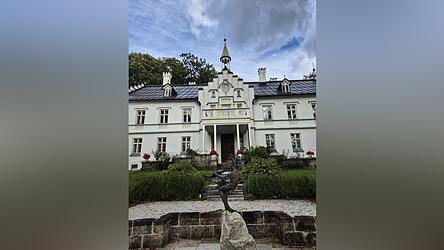 Das Schloss war einmal ein Wohnsitz der Glasdynastie von Poschinger. Das Schloss war einmal ein Wohnsitz der Glasdynastie von Poschinger.