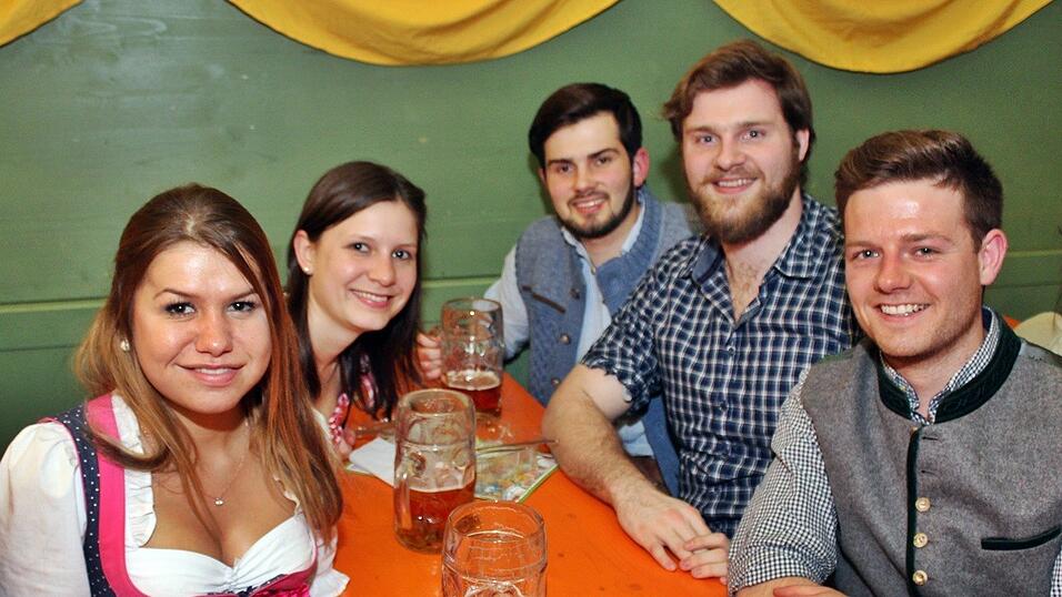 Die Frühjahrsdult 2017 in Landshut neigt sich dem Ende entgegen. Grund genug, noch einmal richtig in den Bierzelten zu feiern - abgerundet vom traditionellen Feuerwerk. Die Frühjahrsdult 2017 in Landshut neigt sich dem Ende entgegen. Grund genug, noch einmal richtig in den Bierzelten zu feiern - abgerundet vom traditionellen Feuerwerk.