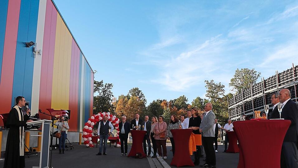 Pfarrer Bernhard Pastötter (links) sprach die Segensworte für die neue Logistikhalle neben dem SMP-Werk im Schierlinger Gewerbegebiet 'Am Birlbaum'. Pfarrer Bernhard Pastötter (links) sprach die Segensworte für die neue Logistikhalle neben dem SMP-Werk im Schierlinger Gewerbegebiet 'Am Birlbaum'.