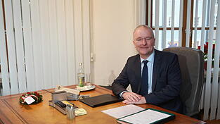 Wer künftig den Platz von Alexander Putz am OB-Schreibtisch im Rathaus einnehmen wird, ist noch nicht entschieden - trotz einer Tendenz beim „Landshut-Trend“. Wer künftig den Platz von Alexander Putz am OB-Schreibtisch im Rathaus einnehmen wird, ist noch nicht entschieden - trotz einer Tendenz beim „Landshut-Trend“.