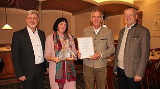 Bürgermeister Sandro Bauer, Anne Baumeister und Bürgermeister Markus Ackermann bei der Auszeichnung von Uwe Neumann in Steinlohe (zweiter von rechts). Bürgermeister Sandro Bauer, Anne Baumeister und Bürgermeister Markus Ackermann bei der Auszeichnung von Uwe Neumann in Steinlohe (zweiter von rechts).