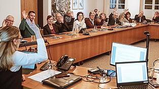 Den Haushalt für das Jahr 2026 haben die Vilsbiburger Stadträte einstimmig verabschiedet. Bei der mittelfristigen Finanzplanung gab es erneut die Gegenstimmen von den Grünen. Den Haushalt für das Jahr 2026 haben die Vilsbiburger Stadträte einstimmig verabschiedet. Bei der mittelfristigen Finanzplanung gab es erneut die Gegenstimmen von den Grünen.