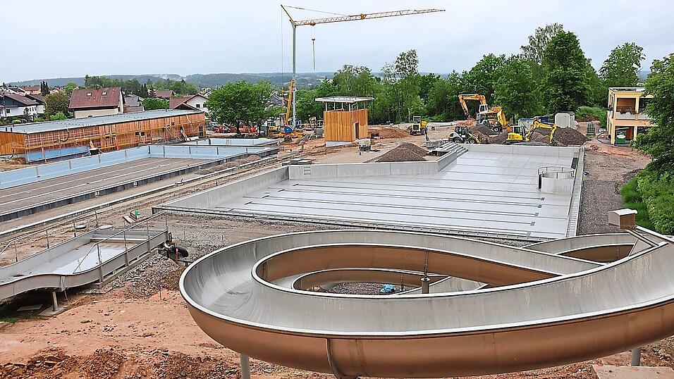 Diesen Anblick aufs Rodinger Freibad werden ab dem Frühjahr 2025 alle haben, die an der Rutsche Schlange stehen. Die beiden Rutschen sind bereits fest verbaut, das Nichtschwimmerbecken schon mit Edelstahl ausgekleidet. Diesen Anblick aufs Rodinger Freibad werden ab dem Frühjahr 2025 alle haben, die an der Rutsche Schlange stehen. Die beiden Rutschen sind bereits fest verbaut, das Nichtschwimmerbecken schon mit Edelstahl ausgekleidet.