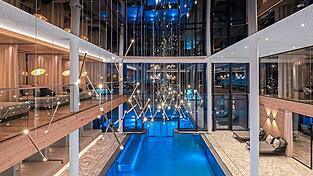 Der mehrstöckige Wellness-Tempel im Hotel Tonihof in Langdorf mit Innen- und Außenbereich, einer Spiegeldecke und Nischen. Der mehrstöckige Wellness-Tempel im Hotel Tonihof in Langdorf mit Innen- und Außenbereich, einer Spiegeldecke und Nischen.