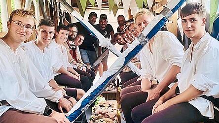 Mahlzeit! Die Festwirte und Daniel Siegl bescherten den Businenbläsern auf dem Wehrgang eine üppige Brotzeit. „Spielmannszügler müsste man sein“, dürfte sich mancher Volk-Statist bei diesem Anblick denken. Mahlzeit! Die Festwirte und Daniel Siegl bescherten den Businenbläsern auf dem Wehrgang eine üppige Brotzeit. „Spielmannszügler müsste man sein“, dürfte sich mancher Volk-Statist bei diesem Anblick denken.