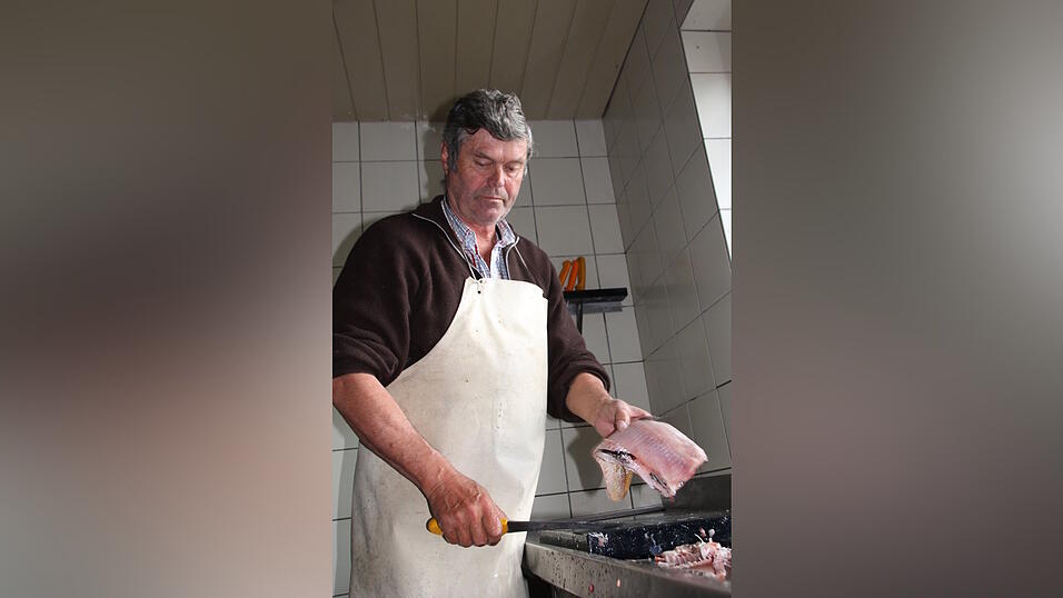 Johann Mayer filetiert Weißfisch. Jeden zweiten Abend isst er frischen Fisch aus der Donau, 'freilich mit gutem Gewissen'. Johann Mayer filetiert Weißfisch. Jeden zweiten Abend isst er frischen Fisch aus der Donau, 'freilich mit gutem Gewissen'.