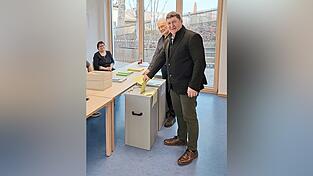 Manuel Schott gab am Sonntag im Wahllokal in Pauluszell seine Stimme ab. Manuel Schott gab am Sonntag im Wahllokal in Pauluszell seine Stimme ab.