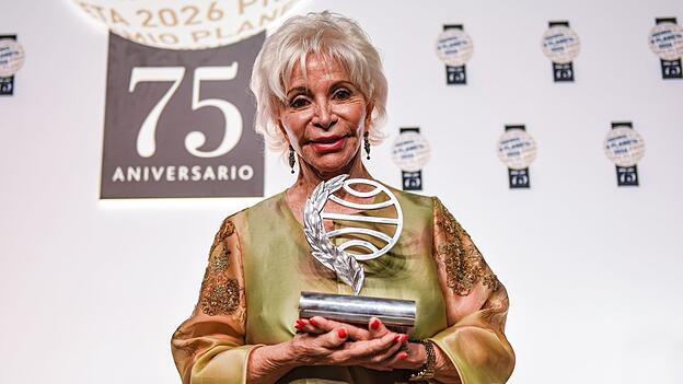 Die chilenische Bestsellerautorin Isabel Allende hält den mit einer Million Euro dotierten 75. Planata-Preis bei einer Gala in Barcelona. Die chilenische Bestsellerautorin Isabel Allende hält den mit einer Million Euro dotierten 75. Planata-Preis bei einer Gala in Barcelona.