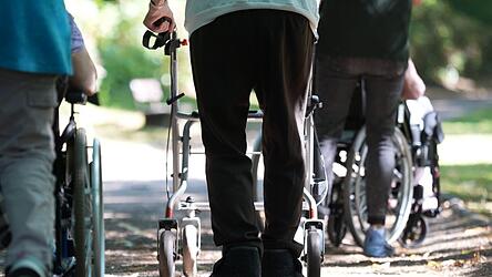 Bewohner einer Pflegeeinrichtung gehen durch einen Park. Die SPD bremst die dringend nötige Pflegereform aus. Die Koalition streitet deshalb (schon) wieder. Bewohner einer Pflegeeinrichtung gehen durch einen Park. Die SPD bremst die dringend nötige Pflegereform aus. Die Koalition streitet deshalb (schon) wieder.