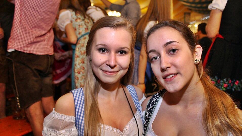 Die Frühjahrsdult 2017 in Landshut neigt sich dem Ende entgegen. Grund genug, noch einmal richtig in den Bierzelten zu feiern - abgerundet vom traditionellen Feuerwerk. Die Frühjahrsdult 2017 in Landshut neigt sich dem Ende entgegen. Grund genug, noch einmal richtig in den Bierzelten zu feiern - abgerundet vom traditionellen Feuerwerk.