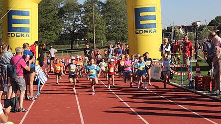 Start zum 400-Meter-Lauf der Mädchen. Nicht jeder Erwachsene könnte da mithalten. Start zum 400-Meter-Lauf der Mädchen. Nicht jeder Erwachsene könnte da mithalten.