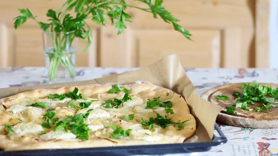 Pizza mit karamellisierten Ziegenkäse Pizza mit karamellisierten Ziegenkäse