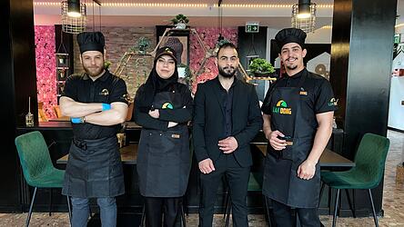 Fooad Zain Aldeen (2.v.r) und sein Team haben das „Lam Dong 5“ eröffnet. Fooad Zain Aldeen (2.v.r) und sein Team haben das „Lam Dong 5“ eröffnet.