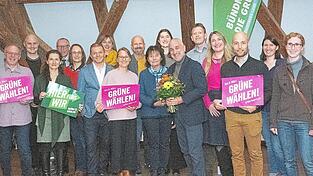 Die Kandidatenliste steht: Das Team und der Bürgermeisterkandidat Wolfgang Höpfl (mit Blumenstrauß) freuen sich auf gewinnbringende Kontakte mit der Bevölkerung. Die Kandidatenliste steht: Das Team und der Bürgermeisterkandidat Wolfgang Höpfl (mit Blumenstrauß) freuen sich auf gewinnbringende Kontakte mit der Bevölkerung.