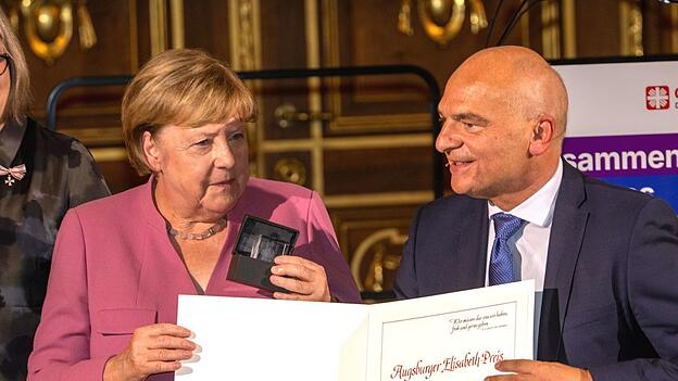 Merkel erhielt den Elisabeth-Preis der Caritas für ihren Einsatz für Solidarität, Verantwortung und gesellschaftlichen Zusammenhalt. Merkel erhielt den Elisabeth-Preis der Caritas für ihren Einsatz für Solidarität, Verantwortung und gesellschaftlichen Zusammenhalt.