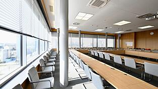 Blick in den großen Sitzungssaal des Landratsamtes. Die Zusammensetzung des künftigen Kreistags steht seit Montagnachmittag fest. Für die bunte Koalition, bestehend aus Freien Wählern, SPD, Grünen, FDP und ÖDP, wird es im neuen Gremium nicht mehr ganz reichen: Zusammen kommen sie auf weniger als 50 Prozent. Die Frage ist nun: Was soll an die Stelle des breiten Mehrheitsbündnisses treten? Blick in den großen Sitzungssaal des Landratsamtes. Die Zusammensetzung des künftigen Kreistags steht seit Montagnachmittag fest. Für die bunte Koalition, bestehend aus Freien Wählern, SPD, Grünen, FDP und ÖDP, wird es im neuen Gremium nicht mehr ganz reichen: Zusammen kommen sie auf weniger als 50 Prozent. Die Frage ist nun: Was soll an die Stelle des breiten Mehrheitsbündnisses treten?