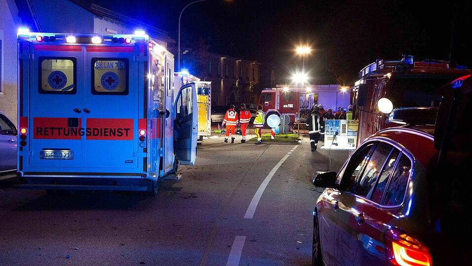 Schwerer Unfall am Dienstag kurz vor Mitternacht in Mengkofen (Kreis Dingolfing-Landau). Auch ein Rettungshubschrauber musste zur Unfallstelle beordert werden. Schwerer Unfall am Dienstag kurz vor Mitternacht in Mengkofen (Kreis Dingolfing-Landau). Auch ein Rettungshubschrauber musste zur Unfallstelle beordert werden.