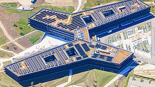 Auf dem Foto aus dem Sommer war das Landratsamt noch nicht bezogen. Und ein Großteil des Amtes bleibt nicht öffentlich begehbar. Auf dem Foto aus dem Sommer war das Landratsamt noch nicht bezogen. Und ein Großteil des Amtes bleibt nicht öffentlich begehbar.