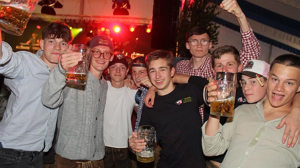 Zur Musik von Headless wurde ausgelassen gefeiert. Zur Musik von Headless wurde ausgelassen gefeiert.