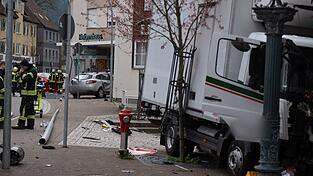 Erst die Hauswand einer Gaststätte bringt den Transporter zum Stehen. Erst die Hauswand einer Gaststätte bringt den Transporter zum Stehen.