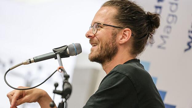 Buchautor Arne Semsrott las zweimal in Magdeburg. Sowohl das Kulturzentrum Moritzhof als auch die Zentralbibliothek waren ausverkauft. Buchautor Arne Semsrott las zweimal in Magdeburg. Sowohl das Kulturzentrum Moritzhof als auch die Zentralbibliothek waren ausverkauft.