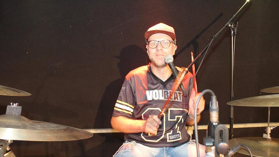 Zur Musik von Headless wurde ausgelassen gefeiert. Zur Musik von Headless wurde ausgelassen gefeiert.