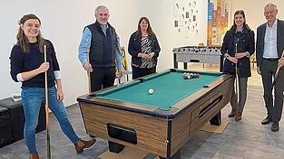 „Resi“, das Winterquartier der mobilen Jugendarbeit, hat am Montag im neuen Zuhause an der Aprilgasse 3 eröffnet. Auf viele Besucher freuen sich (v.l.): Anna Süß (Leiterin Abteilung Jugendarbeit bei der Stadt), Markus Wimmer (Leiter des Amts für Soziale Dienste), neue Jugendpflegerin Annette Halm, Melissa Leitl (Leiterin des Referats 2) und OB Markus Pannermayr. „Resi“, das Winterquartier der mobilen Jugendarbeit, hat am Montag im neuen Zuhause an der Aprilgasse 3 eröffnet. Auf viele Besucher freuen sich (v.l.): Anna Süß (Leiterin Abteilung Jugendarbeit bei der Stadt), Markus Wimmer (Leiter des Amts für Soziale Dienste), neue Jugendpflegerin Annette Halm, Melissa Leitl (Leiterin des Referats 2) und OB Markus Pannermayr.