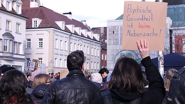 Bundesweit demonstrieren derzeit Menschen gegen Honorarkürzungen. In Regensburg versammelten sich vor Kurzem Psychotherapeuten und Betroffene und machten auf die entstehenden Probleme aufmerksam. Bundesweit demonstrieren derzeit Menschen gegen Honorarkürzungen. In Regensburg versammelten sich vor Kurzem Psychotherapeuten und Betroffene und machten auf die entstehenden Probleme aufmerksam.