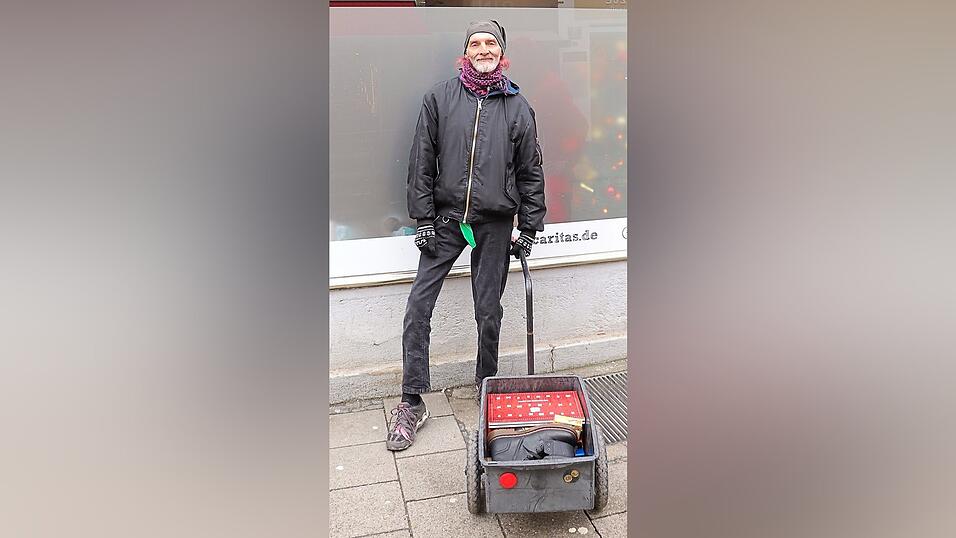 Seit Anfang des Jahres lebt der 53-jährige 'Tulpe' offiziell als Obdachloser in Regensburg auf der Straße. Seit Anfang des Jahres lebt der 53-jährige 'Tulpe' offiziell als Obdachloser in Regensburg auf der Straße.