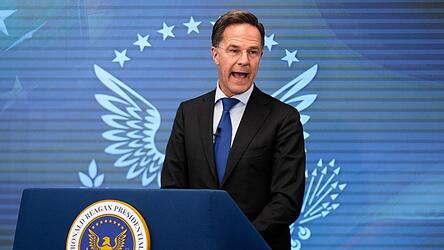 Nato-Generalsekretär Mark Rutte steht bei den Europäern vor allem aufgrund seines Verhaltens gegenüber US-Präsident Donald Trump in der Kritik. Nato-Generalsekretär Mark Rutte steht bei den Europäern vor allem aufgrund seines Verhaltens gegenüber US-Präsident Donald Trump in der Kritik.