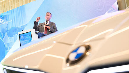Bayerns Ministerpräsident Markus Söder (CSU) spricht zum Produktionsbeginn im BMW-Batteriewerk Irlbach-Straßkirchen. Bayerns Ministerpräsident Markus Söder (CSU) spricht zum Produktionsbeginn im BMW-Batteriewerk Irlbach-Straßkirchen.