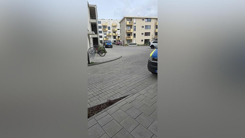 An der Durchsuchungsaktion am Antoniusberg waren zahlreiche Einsatzkräfte der Polizei beteiligt. An der Durchsuchungsaktion am Antoniusberg waren zahlreiche Einsatzkräfte der Polizei beteiligt.