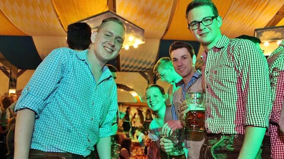 Die Frühjahrsdult 2017 in Landshut neigt sich dem Ende entgegen. Grund genug, noch einmal richtig in den Bierzelten zu feiern - abgerundet vom traditionellen Feuerwerk. Die Frühjahrsdult 2017 in Landshut neigt sich dem Ende entgegen. Grund genug, noch einmal richtig in den Bierzelten zu feiern - abgerundet vom traditionellen Feuerwerk.