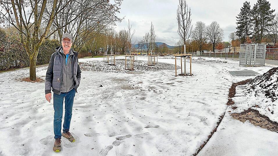Vizebürgermeister Michael Mühlbauer auf der Wiese vor dem Tagungszentrum, wo in 131 Tagen die Gartenschau eröffnet wird. Nach rund 25 Jahren Bemühungen, dieses Event in seine Heimatstadt zu holen, sieht er sich dem Ziel nahe. Vizebürgermeister Michael Mühlbauer auf der Wiese vor dem Tagungszentrum, wo in 131 Tagen die Gartenschau eröffnet wird. Nach rund 25 Jahren Bemühungen, dieses Event in seine Heimatstadt zu holen, sieht er sich dem Ziel nahe.