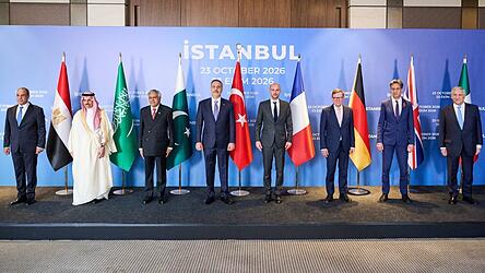 Die Außenminister Deutschlands, Großbritanniens, Frankreichs, Italiens, der Türkei, Ägyptens, Pakistans und Saudi-Arabiens treffen sich zu Gesprächen in Istanbul. Johann Wadephul (3.v.r.) fordert freie Schifffahrt und neue Wege der Diplomatie. Die Außenminister Deutschlands, Großbritanniens, Frankreichs, Italiens, der Türkei, Ägyptens, Pakistans und Saudi-Arabiens treffen sich zu Gesprächen in Istanbul. Johann Wadephul (3.v.r.) fordert freie Schifffahrt und neue Wege der Diplomatie.