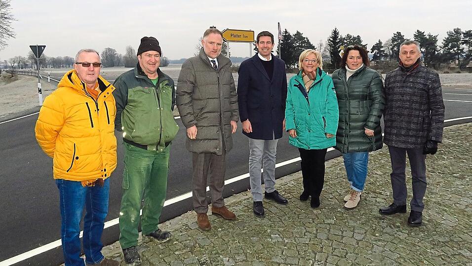 Beim Ortstermin an der Bundesstraße bei Pfatter: Bürgermeister Hans Biederer, die CSU-Gemeinderätinnen Margit Althapp und Sylvia Stierstorfer, die Abgeordneten Patrick Grossmann und Peter Aumer, der dritte Bürgermeister Manfred Bayer und Bautechniker Walter Scheibinger (von rechts). Beim Ortstermin an der Bundesstraße bei Pfatter: Bürgermeister Hans Biederer, die CSU-Gemeinderätinnen Margit Althapp und Sylvia Stierstorfer, die Abgeordneten Patrick Grossmann und Peter Aumer, der dritte Bürgermeister Manfred Bayer und Bautechniker Walter Scheibinger (von rechts).