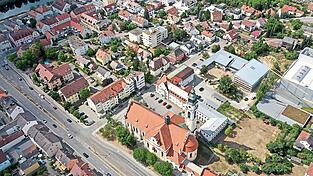 Luftaufnahme von Reinhausen mit der Donaustaufer Straße links. Luftaufnahme von Reinhausen mit der Donaustaufer Straße links.