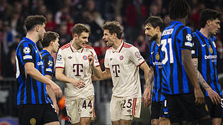 Es hätte ein Thomas-Müller-Abend werden können, dann wurde es doch eine Niederlage in Müllers vielleicht letztem Champions-League-Heimspiel als Bayern-Spieler. Zwar kam der Routinier (Nummer 25) gegen Inter nur 20 Minuten zum Einsatz, doch das reichte für ein paar Ansagen (hier mit Josip Stanisic) und ein Tor. Es hätte ein Thomas-Müller-Abend werden können, dann wurde es doch eine Niederlage in Müllers vielleicht letztem Champions-League-Heimspiel als Bayern-Spieler. Zwar kam der Routinier (Nummer 25) gegen Inter nur 20 Minuten zum Einsatz, doch das reichte für ein paar Ansagen (hier mit Josip Stanisic) und ein Tor.