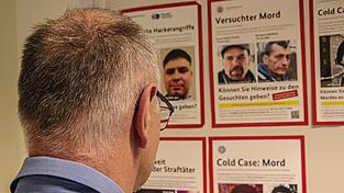 Bundespolizeisprecher Christian Stöberl schaut sich Fahndungsplakate in der Dienststelle am Schafberg an. Seine Wiedererkennungsquote ist ganz gut, hat er testen lassen. Aber sein junger Kollege, der unerkannt bleiben soll, erkennt sogar in 98 Prozent der Fälle den Richtigen. Bundespolizeisprecher Christian Stöberl schaut sich Fahndungsplakate in der Dienststelle am Schafberg an. Seine Wiedererkennungsquote ist ganz gut, hat er testen lassen. Aber sein junger Kollege, der unerkannt bleiben soll, erkennt sogar in 98 Prozent der Fälle den Richtigen.