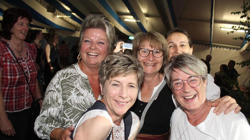 Zur Musik von Headless wurde ausgelassen gefeiert. Zur Musik von Headless wurde ausgelassen gefeiert.