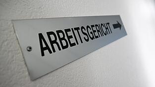 Vor dem Arbeitsgericht in Cham hat sich ein Mitarbeiter noch vorenthaltenen Lohn geholt. Ihm war bereits am zweiten Tag im neuen Job gekündigt worden. Vor dem Arbeitsgericht in Cham hat sich ein Mitarbeiter noch vorenthaltenen Lohn geholt. Ihm war bereits am zweiten Tag im neuen Job gekündigt worden.