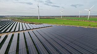 Erneuerbare Energien werden in diesem Jahr laut einer Hochrechnung knapp 56 Prozent des Stromverbrauchs decken. (Symbolbild) Erneuerbare Energien werden in diesem Jahr laut einer Hochrechnung knapp 56 Prozent des Stromverbrauchs decken. (Symbolbild)